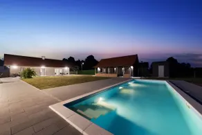 Green oasis-modern house with outdoor pool - Image 3