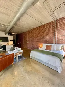 Large Modern Uptown Flat- 6 blocks to Panthers/FC! - Image 4