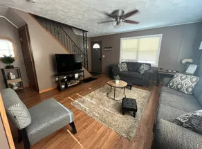 Charming 2 bedroom, 1.5 bath - Image 4