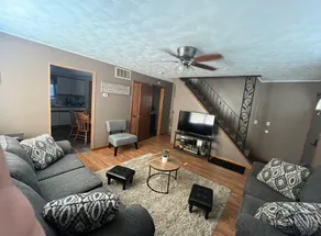 Charming 2 bedroom, 1.5 bath - Image 2