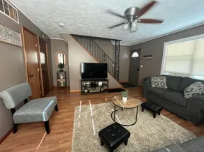 Charming 2 bedroom, 1.5 bath - Image 3