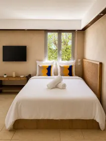 Saint-Tropez entrance - pool, tennis, parking - Image 4