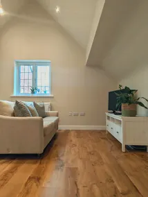 Bright Loft-Style Annexe with Parking & Netflix - Image 3