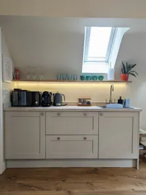 Bright Loft-Style Annexe with Parking & Netflix - Image 5