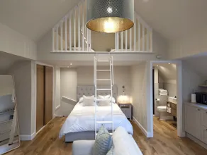 Bright Loft-Style Annexe with Parking & Netflix - Image 2