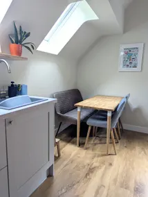 Bright Loft-Style Annexe with Parking & Netflix - Image 4