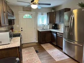 2 Beds 2 Bath close to everything. Comfy/Clean - Image 5