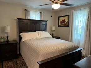 2 Beds 2 Bath close to everything. Comfy/Clean - Image 3