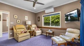 Blue Waters Guesthouse - comfortable bed and home - Image 2