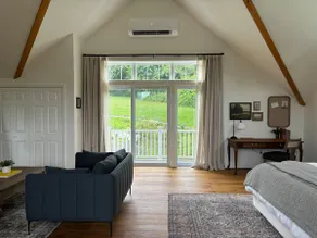 private suite w/king bed - Image 2