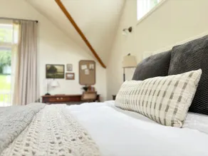 private suite w/king bed - Image 3