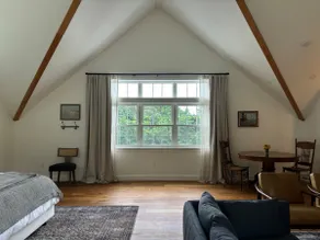 private suite w/king bed - Image 5