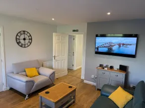 Dunfermline 2 Bed Flat Fully Furnished - Image 2
