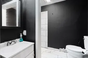 Luxury Black Downtown Apartment - Image 5
