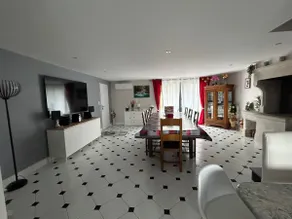 A beautiful house full of life. - Image 5