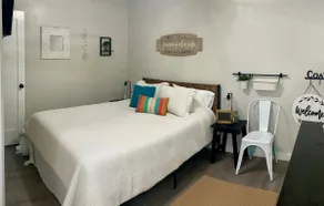 Perdido Bungalow - 1 Queen Bed - Image 2