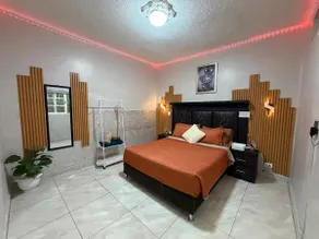 5 min from the Airport | Fast WiFi and Queen bed - Image 2
