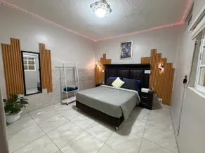 5 min from the Airport | Fast WiFi and Queen bed - Image 3