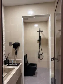 Modern hotel suite with self check-in - Image 4