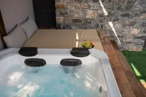 Majestic Manor with outdoor Jacuzzi by 8essentially - Image 3