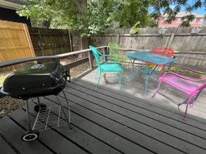 Cozy Campus Art Cottage - Image 3