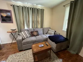 Cozy Campus Art Cottage - Image 4