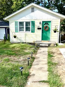Cozy Campus Art Cottage - Image 2