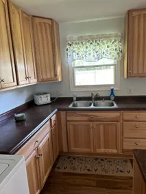 Charming 3 Bedroom Ranch Centrally Located . - Image 4
