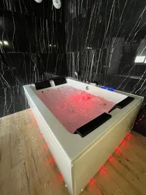 City Bubbles: Jacuzzi, Center, Free Parking - Image 5