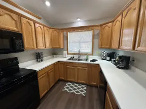 Entire spacious home in quiet neighborhood - Image 5