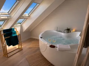 Private hot tub and terrace overlooking the estuary - Image 3