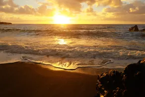 Oceanview Kehena Black Sand Beach House - spa/pool - Image 5