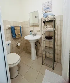 The white door apartment - Image 5