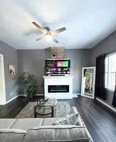 Modern Downtown stay | King Bed+Free Parking - Image 3