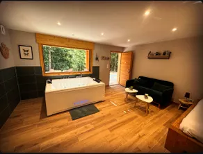 Romantic forest suite with Jacuzzi - Image 3
