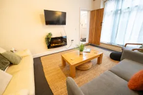 The Mews - Worcester City - House - Gated - Self Check In - Free WIFI - 2 Doubles - TVs in bedrooms - Sleeps 5 - Free weekend Parking - Image 2