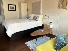 Beach Cabin Guesthouse with Patio Deck - Image 2