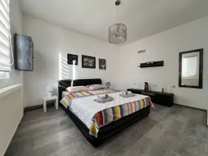 House Dea - Image 4