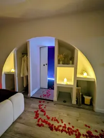 Air-conditioned Love Room • Hot Tub & Secret Room - Image 2
