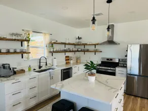 Spacious Remodeled Home, Large Lot & Modern Design - Image 4