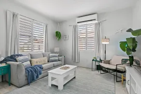 Town Treasure - Walkable - King Bed - AC - Image 4
