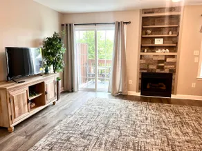 Luxury Townhome w/free parking - Image 3
