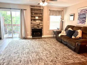 Luxury Townhome w/free parking - Image 2