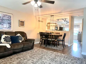 Luxury Townhome w/free parking - Image 4