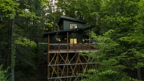 Huckleberry Shed •Pet Friendly • Hot Tub • Retreat - Image 5