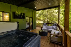 Huckleberry Shed •Pet Friendly • Hot Tub • Retreat - Image 4