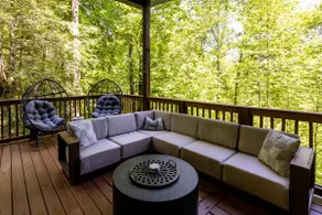 Huckleberry Shed •Pet Friendly • Hot Tub • Retreat - Image 2