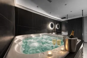Black suite - Jacuzzi, Terrace, Disneyland - Image 3