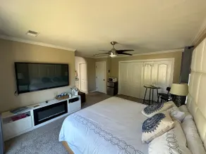 Oasis Private Entry Suite, Pool, Jacuzzi and more - Image 5