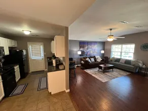 Urban Bliss. Spacious. 3 br/2 ba. Fenced backyard. - Image 4